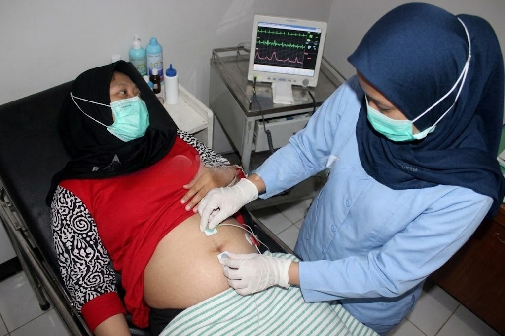 Tinjauan Klinis Program Desa Siaga Bhakti dalam Mendukung Persalinan Aman Ibu